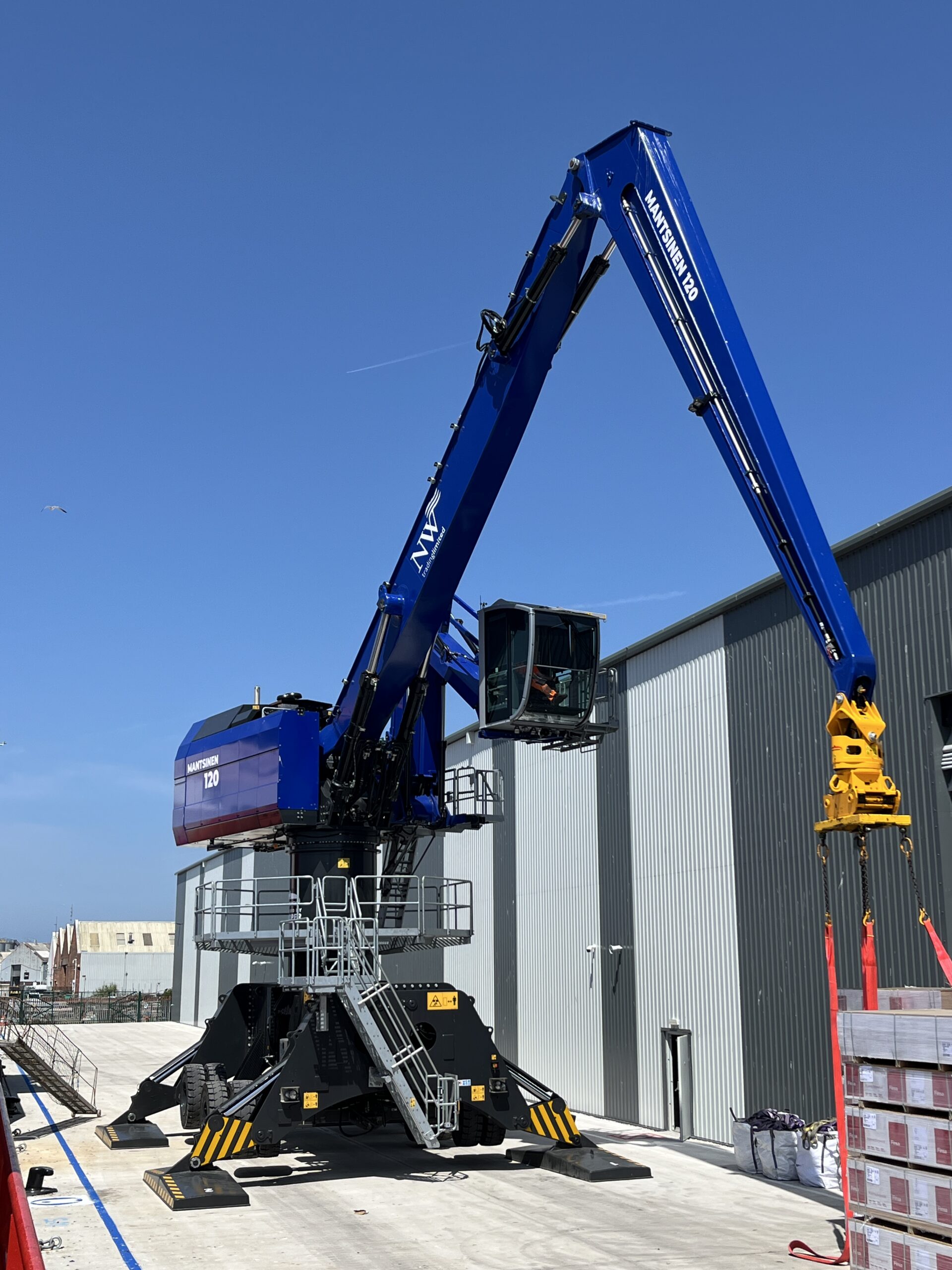 NW Trading crane positioned at Finsa UK West Float